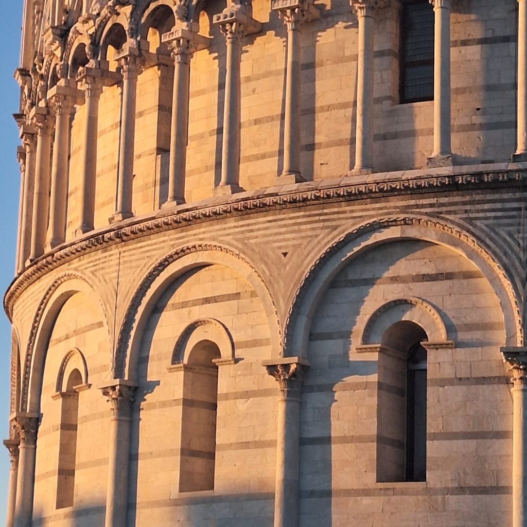 Il Battistero di Pisa, capolavoro romanico iniziato da Diotisalvi e proseguito Da Nicola e Giovanni Pisano