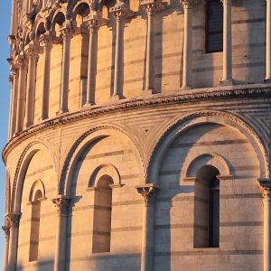 Il Battistero di Pisa, capolavoro romanico iniziato da Diotisalvi e proseguito Da Nicola e Giovanni Pisano